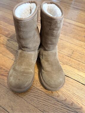 Classic Shearling-Lined Suede Winter Boots - Chestnut UGG Youth 2